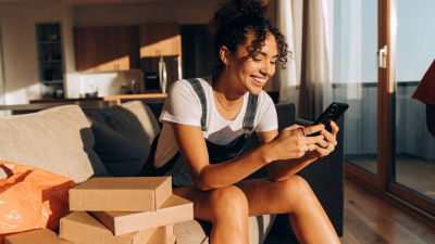 Pessoa comprando na Temu pelo celular com desconto