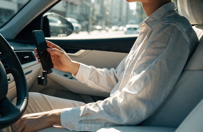 Kelionės metu mobilusis telefonas buvo pritvirtintas laikiklyje automobilio prietaisų skydelyje.