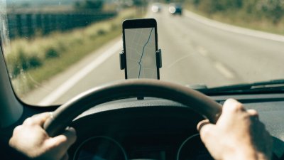 Celular no suporte do para-brisa mostrando o mapa da rota