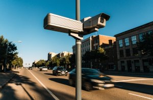 Radar fixo instalado em poste sobre uma avenida