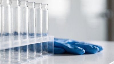 Tubos de coleta de laboratório sobre bancada branca